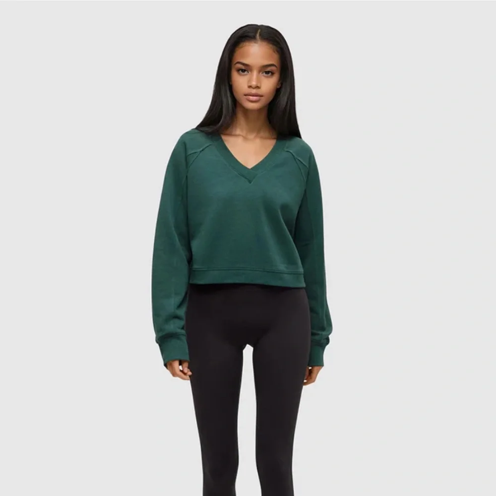 NWT Tentree // Bridger Cropped V-Neck TreeFleece Sweatshirt in Forest Green - Picture 3 of 6